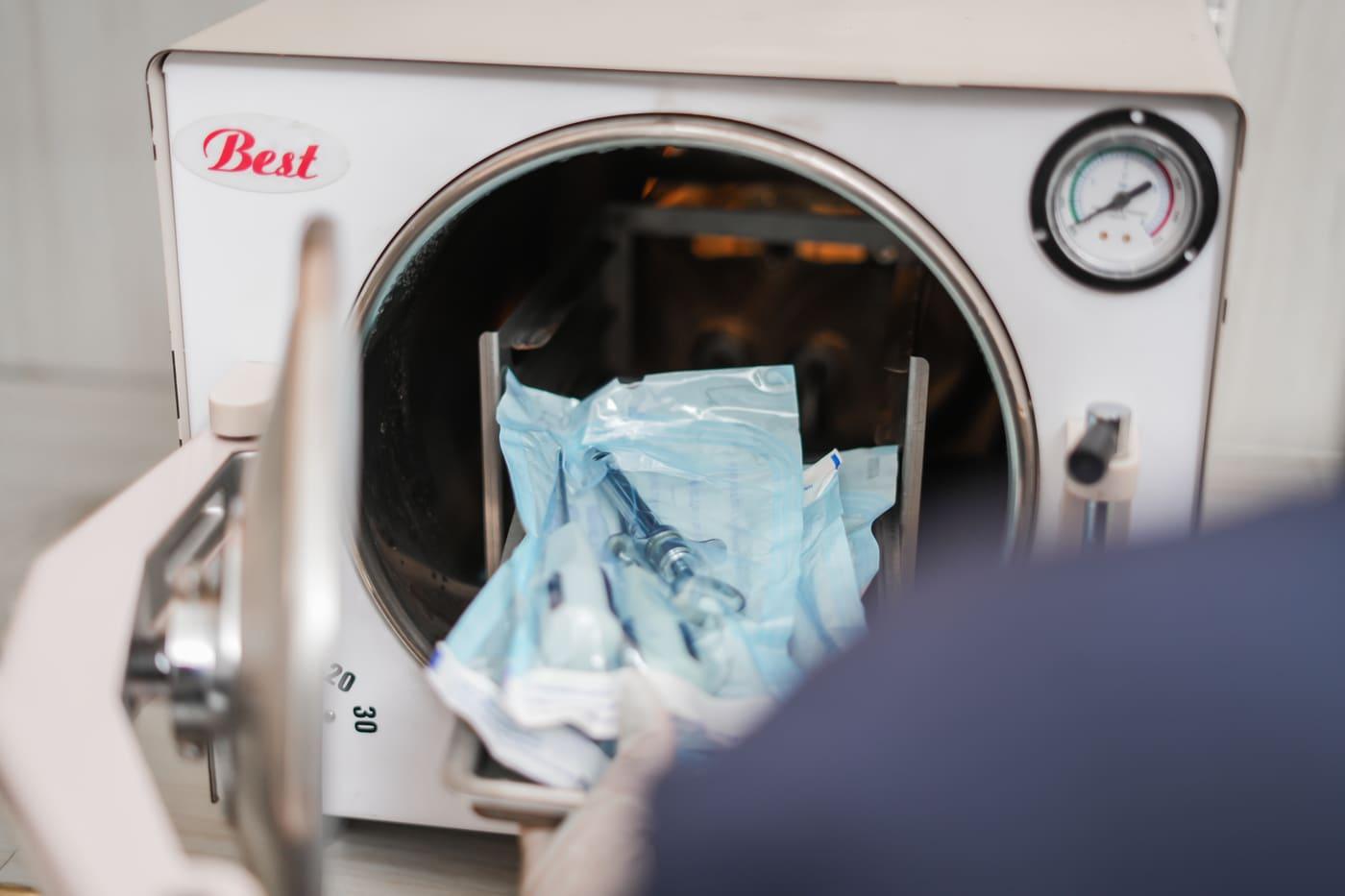 Autoclave sterilizer with sealed instrument pouches